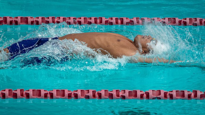 RI Raih Emas Renang Estafet Gaya Campuran ASEAN Para Games Perenang keempat tim estafet Indonesia Tauhidi Fatahillah melakukan selebrasi usai mencapai garis finis pada final renang estafet 4x100 meter gaya campuran putra kategori S14 ASEAN Para Games 2022 di Stadion Jatidiri Semarang, Jawa Tengah, Selasa (2/8/2022). Tim renang Indonesia berhasil menyabet medali emas dengan catatan waktu 4 menit 43,00 detik mengalahkan tim renang Thailand dengan catatan waktu 4 menit 43,46 detik. ANTARA FOTO/Aji Styawan/tom.