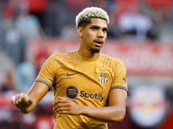 Joan Laporta terkesan dengan komitmen Ronald Araujo dan menganggapnya tak tergantikan. Foto: Icon Sportswire via Getty Images/Icon Sportswire