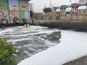 Busa Muncul Setinggi 2 Meter di Sungai Mulyorejo Dampak Rumah Pompa Dinyalakan