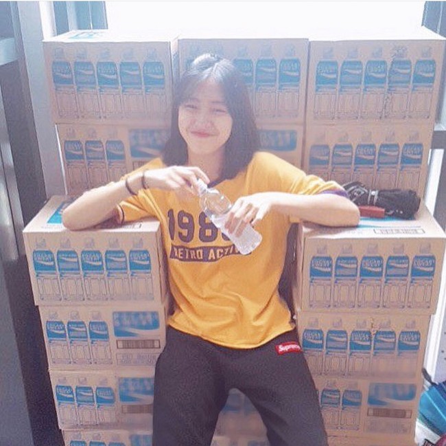 Foto-fotonya semasa sekolah juga membuat penggemar takjub. Seperti foto satu ini yang disebut “Ryujin jaga warung.” Foto: Instagram