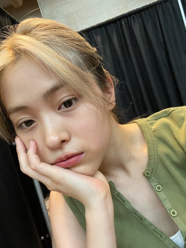 Pemilik nama lengkap Shin Ryujin itu pun diakui penggemar sebagai personel ITZY terpopuler di Indonesia. Foto: Instagram