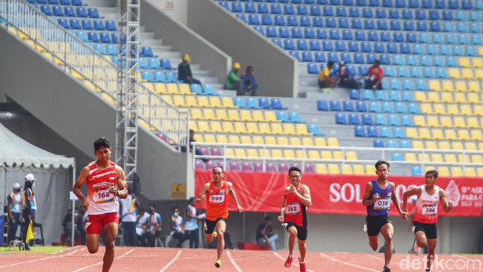 Atlet para-atletik Indonesia Saptoyogo Purnomo menjadi yang tercepat saat final lari nomor 200 meter putra T37, ASEAN PARA GAMES 2022, di Stadion Manahan, Solo, Jawa Tengah, Selasa (2/8/2022).