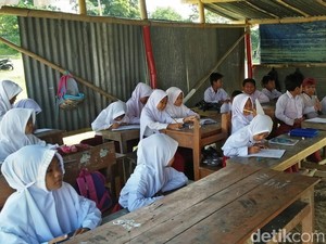 Ruang Kelas Tak Layak, Siswa SD Bangkalan Belajar di Halaman Beratap Seng