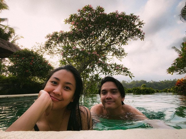 Tak hanya menghapus foto-foto sang suami dari akun Instagramnya, Sherina juga tampak melakukan unfollow semua teman-temannya di Instagram, termasuk sang suami. Jika dilihat, kini following di akun Instagram Sherina berjumlah nol. Foto: Instagram @baskaramahendra