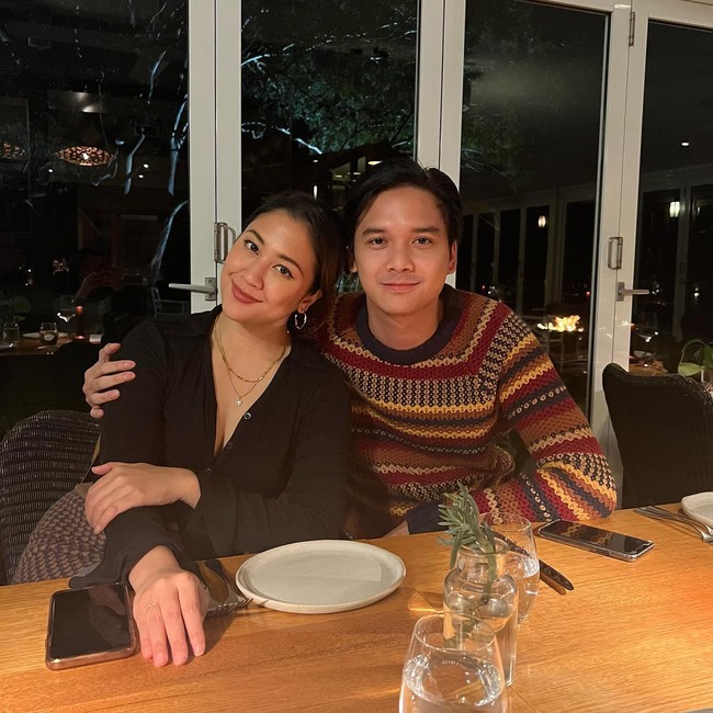 Karena selalu terlihat kompak dan serasi, Sherina dan Baskara juga sempat dapat julukan couple goals. Meski tak pernah memamerkan kemesraan yang berlebihan, namun keduanya berhasil terlihat romantis. Foto: Instagram @baskaramahendra