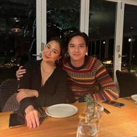 Karena selalu terlihat kompak dan serasi, Sherina dan Baskara juga sempat dapat julukan couple goals. Meski tak pernah memamerkan kemesraan yang berlebihan, namun keduanya berhasil terlihat romantis. Foto: Instagram @baskaramahendra