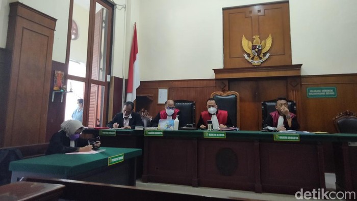 Sidang vonis kasus pencurian di Surabaya