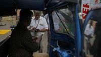 Staf di pompa bensin memeriksa kode QR yang dikeluarkan untuk setiap kendaraan sebelum memompa bahan bakar, dengan jumlah yang dialokasikan terdaftar di sistem. Setiap kendaraan memiliki kuota bahan bakar mingguan yang bervariasi tergantung pada jenisnya.