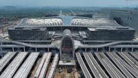 Foto udara Stasiun Hangzhou menunjukkan sederet peron kereta untuk perjalanan ke sejumlah tujuan. Stasiun kereta Hangzhou ini diharapkan dapat menghasilkan 2,31 juta kilowatt-jam listrik setiap tahun dan mengurangi emisi karbon dioksida lebih banyak lagi.