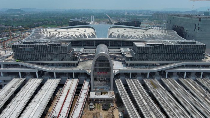 Stasiun Kereta Hangzho HANGZHOU, CHINA - AUGUST 01: Aerial view of photovoltaic modules on the roof of Hangzhou West Railway Station on August 1, 2022 in Hangzhou, Zhejiang Province of China. As a major traffic hub for the Asian Games Hangzhou 2022, the station has set up 7,540 PV panels for a 15,000-square-meter area, which is expected to generate 2.31 million kilowatt-hours of electricity annually, and reduce carbon dioxide emissions by more than 2,330 tons every year. (Photo by Wang Gang/China News Service via Getty Images)