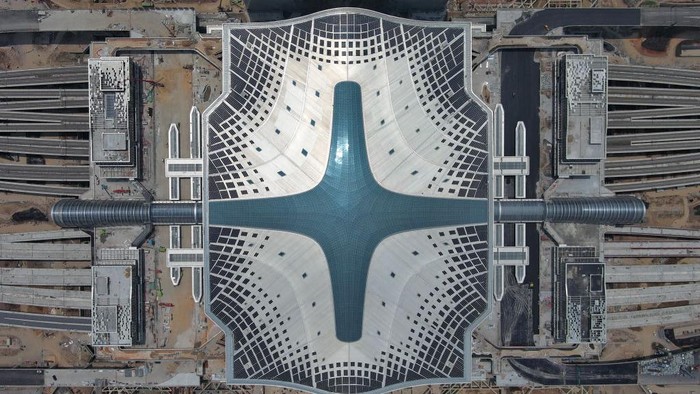 Stasiun Kereta Hangzho HANGZHOU, CHINA - AUGUST 01: Aerial view of photovoltaic modules on the roof of Hangzhou West Railway Station on August 1, 2022 in Hangzhou, Zhejiang Province of China. As a major traffic hub for the Asian Games Hangzhou 2022, the station has set up 7,540 PV panels for a 15,000-square-meter area, which is expected to generate 2.31 million kilowatt-hours of electricity annually, and reduce carbon dioxide emissions by more than 2,330 tons every year. (Photo by Wang Gang/China News Service via Getty Images)
