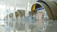 Bagian dalam stasiun dibangun menggunakan material yang transparan, dengan pencahayaan alami maksimal. Stasiun kereta Hangzhou ini digunakan sebagai pusat lalu lintas utama pada Asian Games Hangzhou 2022.