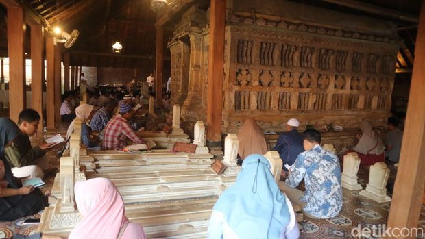 Suasana makam Sunan Kudus kala luwurnya dilepas, Selasa (2/8/2022).