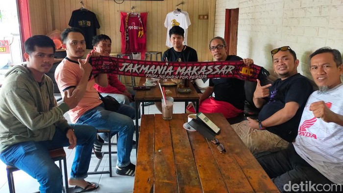 Suporter Persija The Jakmania dan Suporter PSM Makassar akrab jelang pertandingan Liga 1.