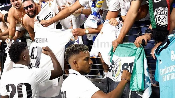 Suporter PSS SLeman minta tanda tangan.