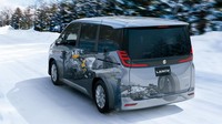Untuk varian mesin 1.8L berkode 2ZR-FXE yang mengadopsi sistem hybrid Toyota, konsumsi BBM-nya jauh lebih irit. Opsi penggerak 2WD bisa mencapai 23,2 km/liter dibanderol 3.450.700 Yen atau sekitar Rp 392 jutaan hingga 3.697.100 Yen setara Rp 420 jutaan. Foto: Suzuki
