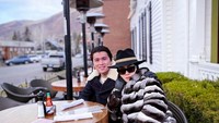 Nah, ini adalah momen Syahrini dan Reino Barack saat liburan di luar negeri. Mereka nongkrong di sebuah kafe. Foto: Instagram @princessyahrini