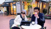 Ini juga momen Syahrini dan Reino Barack saat ngopi bareng di sebuah kafe. Kafenya indah dihiasi dengan tanaman bunga warna-warni. Foto: Instagram @princessyahrini