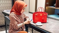Tak hanya di luar negeri, ada juga momen Syahrini saat ngopi di Indonesia. Ini adalah momen saat ia ngopi di Plaza Indonesia. Foto: Instagram @princessyahrini