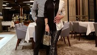 Sebagai istri pengusaha, Syahrini sering kali diajak oleh Reino Barack untuk makan di restoran mewah, seperti yang terlihat di foto ini. Foto: Instagram @princessyahrini
