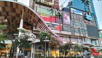 Warna-warni bunga tabebuya menyatu dengan warna-warni Trans Icon Mall Surabaya/Foto: Deny Prastyo Utomo/detikJatim