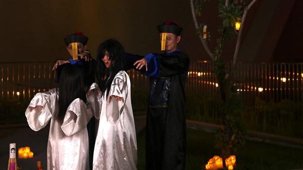 Sejumlah pengunjung dengan kostum hantu berpose di Museum dalam menyambut Bulan Hantu.