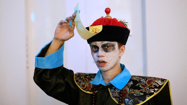 Pameran tersebut dikurasi oleh Julien Rousseau. Pameran itu memperlihatkan pandangan tentang dunia yang tidak dikenal di Asia selama berabad-abad. Pameran tersebut dikurasi oleh Julien Rousseau. Pameran itu memperlihatkan pandangan tentang dunia yang tidak dikenal di Asia selama berabad-abad.