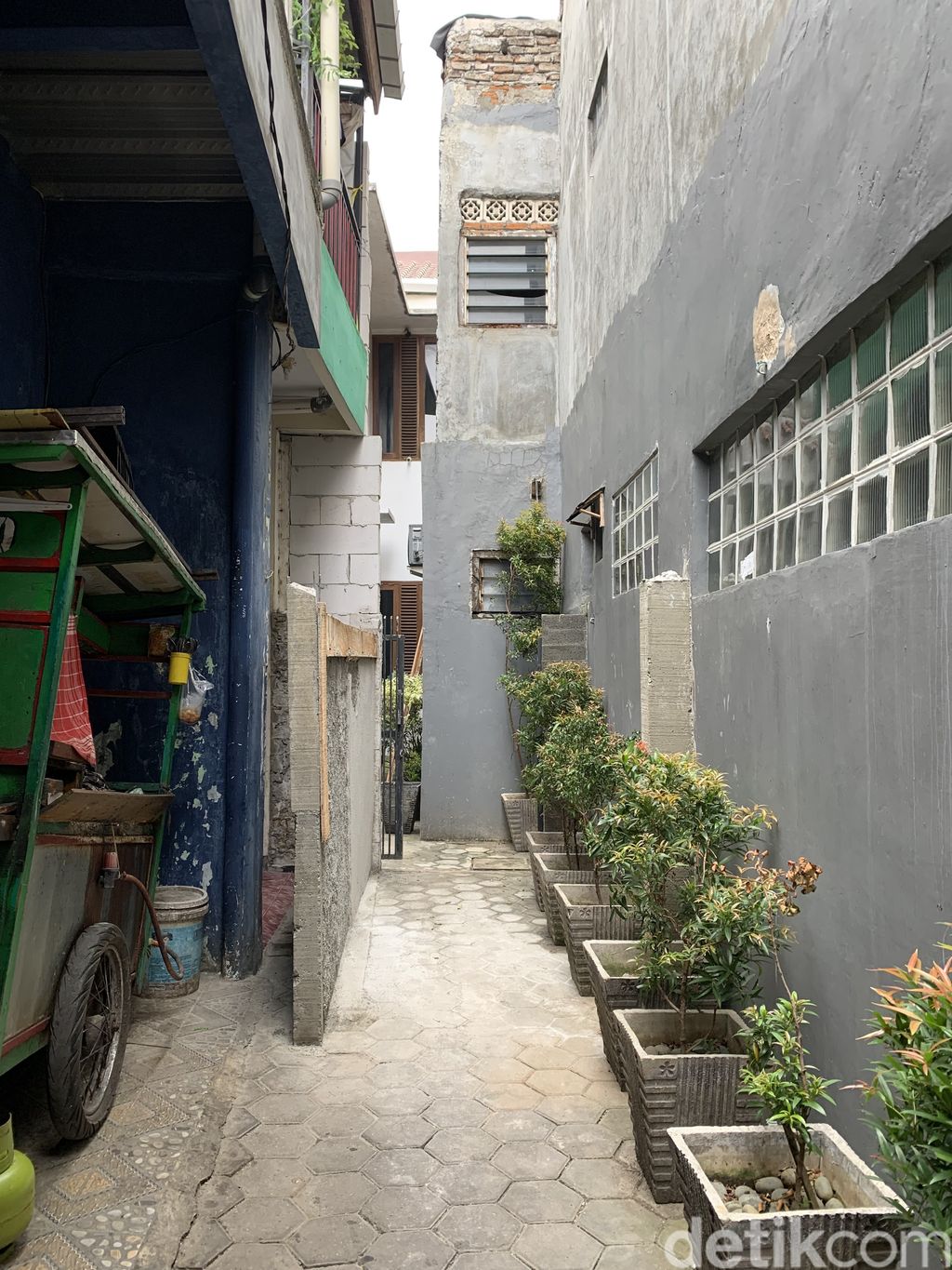Tembok halangi akses rumah warga di Jl Gading Raya, Kelurahan Pisangan, Pulogadung, Jakarta Timur, 2 Agustus 2022. (Mulia Budi/detikcom)