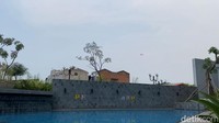 Hotel ini punya fasilitas kolam renang. Tapi yang bikin beda, pemandangannya bukan cuma langit biru tapi juga pesawat yang take off dari bandara. (Ulum/detikcom)