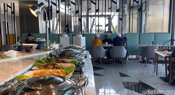 Menu sarapan di hotel ini juga sangat beragam. Mulai dari masakan Indonesia sampai western tersaji dengan sangat lezat. (Ulum/detikcom) Menu sarapan di hotel ini juga sangat beragam. Mulai dari masakan Indonesia sampai western tersaji dengan sangat lezat. (Ulum/detikcom)