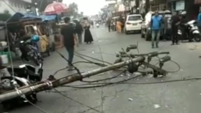 Tiang listrk di Lembang tumbang timpa pemotor