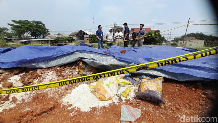 Tim Satgas Pangan Mabes Polri mendatangi lokasi penimbunan beras untuk bantuan sosial (bansos) di Kelurahan Tirtajaya, Kota Depok. (M Sholihin/detikcom) Tim Satgas Pangan Mabes Polri mendatangi lokasi penimbunan beras untuk bantuan sosial (bansos) di Kelurahan Tirtajaya, Kota Depok. (M Sholihin/detikcom)