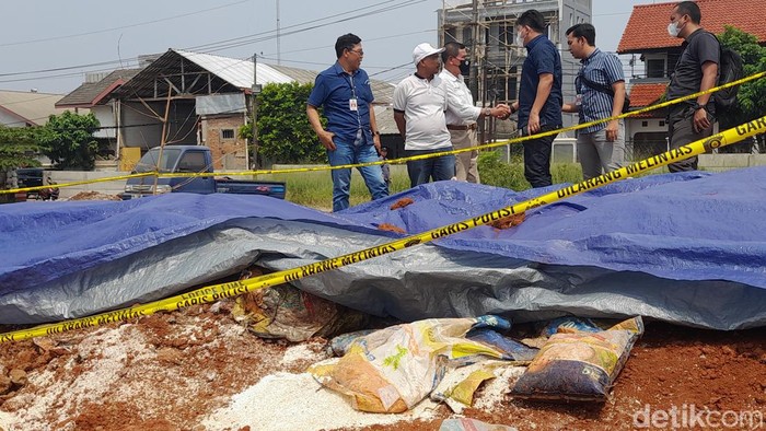 Tim Satgas Pangan Mabes Polri mendatangi lokasi penimbunan beras untuk bantuan sosial (bansos) di Kelurahan Tirtajaya, Kota Depok.  (M Sholihin/detikcom)