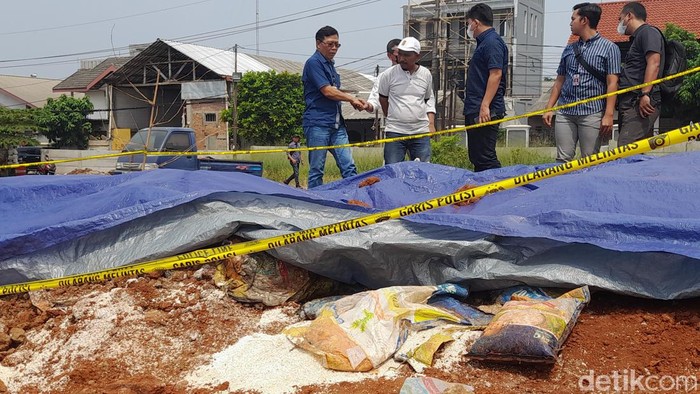 Tim Satgas Pangan Polri juga meminta pemilik lahan sekaligus penemu timbunan beras bansos untuk datang ke Mabes Polri untuk dimintai keterangan. (M Sholihin/detikcom)