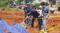 Tim Satgas Pangan Polri juga sempat melihat langsung sekarung beras di bawah terpal untuk memastikan. (M Sholihin/detikcom)
