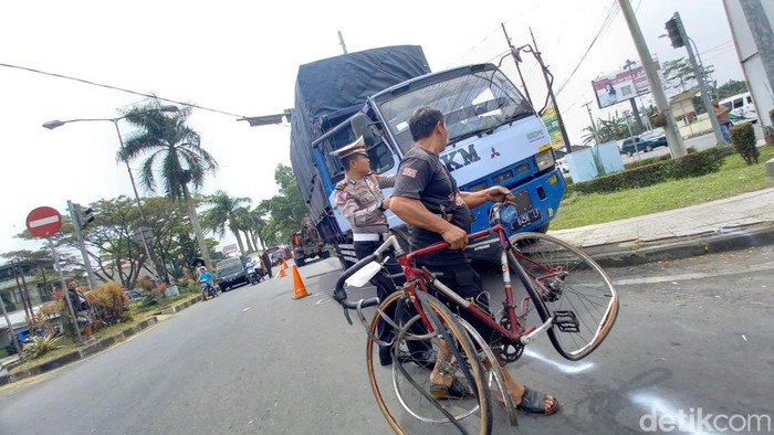 Polisi saat melakukan olah TKP kecelakaan lalu lintas di Tasikmalaya