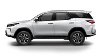 Harganya lebih murah dari Legender. Toyota Fortuner Leader di Thailand dijual mulai dari 1.371.000 baht sampai 1.560.000 baht (setara Rp 565 juta sampai Rp 643 juta). Sementara Fortuner Legender harganya mulai dari 1.603.000 baht sampai 1.859.000 baht (setara Rp 661 juta sampai Rp 767 juta. Foto: Dok. Toyota Thailand