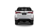 Toyota Fortuner Leader ini mengusung mesin 2.400 cc turbo diesel 2GD-FTV DOHC. Tenaga maksimalnya mencapai 150 daya kuda pada 3.400 rpm dengan torsi maksimal 400 Nm pada 1.600-2.000 rpm. Mesin dikawinkan dengan transmisi otomatis 6 percepatan dengan Sequential Shift dan Paddle Shift.  Foto: Dok. Toyota Thailand