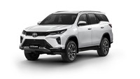 Sentuhan gagah terpancar dari warna hitam pada bagian side step dan rear door trim molding.  Foto: Dok. Toyota Thailand