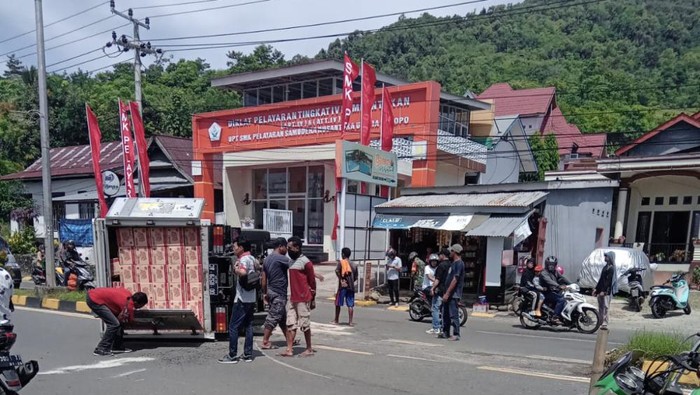 Truk terbalik di Palopo karena pecah ban belakang.