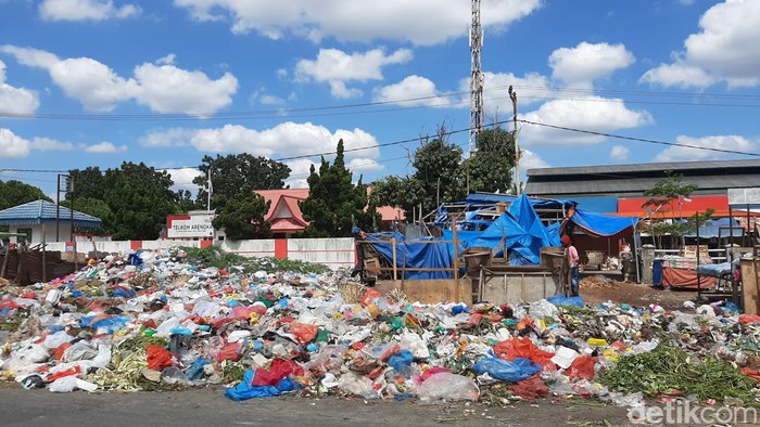 Tumpukan sampah di Pekanbaru.