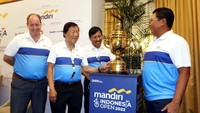 (Ka-ki) Dirut Bank Mandiri Darmawan Junaidi, Komisaris Pondok Indah Golf Course Agus Suhartono, Ketua Umum PB PGI Murdaya Po, dan Director of Event Management, Tournament Development Asian Tour Rob Turnbull sedang berfoto bersama piala yang diperebutkan dalam Mandiri Indonesia Open 2022 di Jakarta, Selasa (2/8).