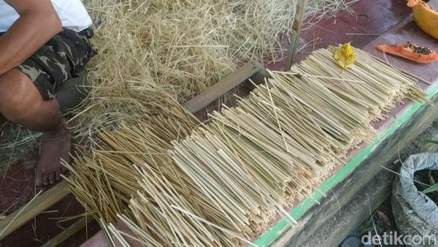 Tusuk sate usaha warga Desa Ora-ora Puleh Pasuruan