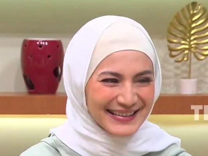 Wanda Hamidah mulai berhijab.
