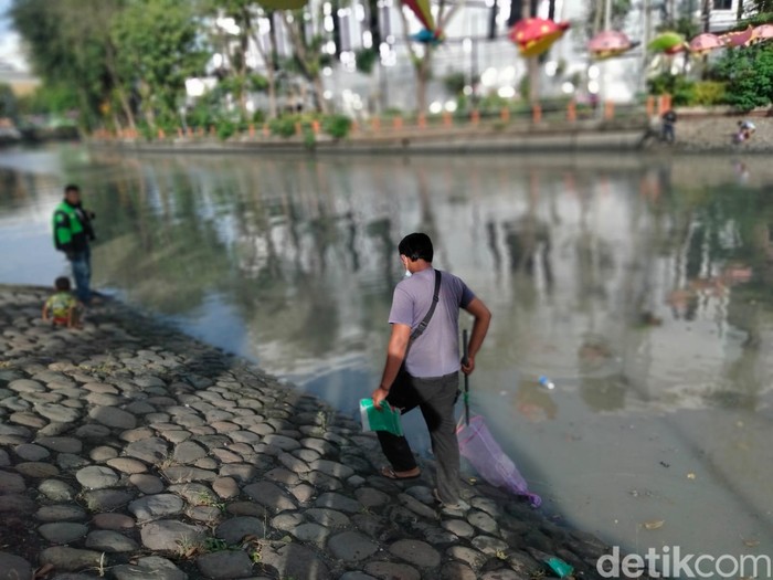 Warga berburu ikan mabuk di Sungai Kalimas Taman Prestasi