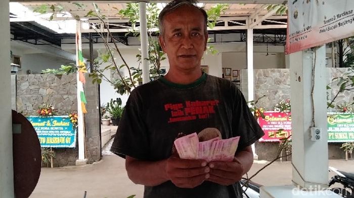 Warga saat meminjam uang ke kades sultan di Majalengka