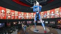 Model ultraman dan monster dipajang di Ultraman Theme Museum di Shanghai, China.