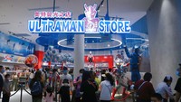 Selain stage Utama dengan ultraman setinggi 12 meter tersebut, disekitarnya masih banyak terdapat stan yang menjual berbagai jenis barang berbau ultraman dengan total hampir 400 item yang akan dibuka penuh pada hari sabtu mendatang.