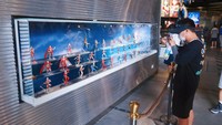 Seorang pengunjung tengah melihat koleksi dari taman hiburan Ultraman. Haichang Ocean Park sendiri merupakan tamah hiburan yang berada di lepas pantai timur laut China. Taman dengan dengan standar internasional ini memiliki luas sekitar 29 hektare dengan berbagai kapasitas kelas dunia lainnya.