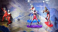 Model ultraman dari generasi sebelumnya dipajang di Ultraman Theme Museum di Shanghai, China.